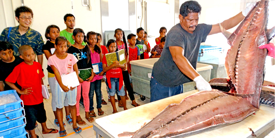 Ajeltake Elementary students visited MIMRA’s fish market to learn about local fish and processing. Photo: Isaac Marty. JICA teaches about fish