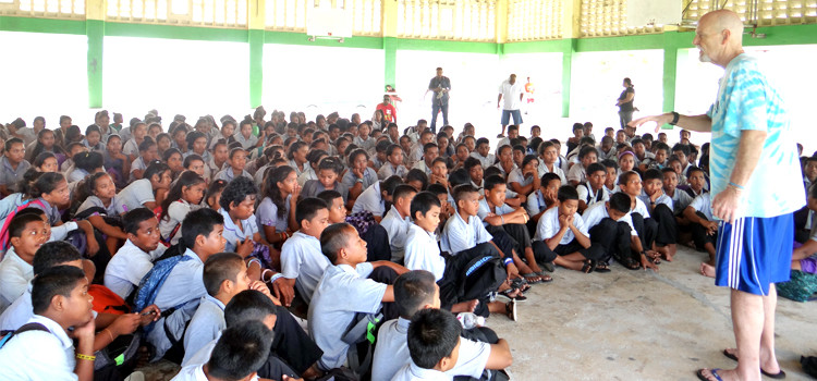Coach Tom Newell captivated a big audience of Majuro Middle School students during his visit to Majuro this week. Photo: Hilary Hosia. Newell pumps up students