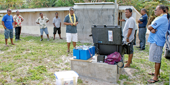 Disaster office representative Antonio Eliu (center) briefs Wotje people on a newly provided RO water making unit last week. Wotje gets new RO unit