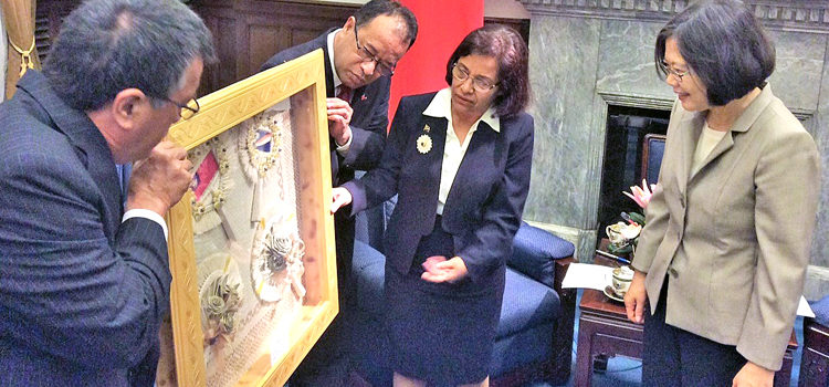 Minister John Silk, First Gentleman Tommy Kijiner, Jr., and President Hilda Heine give Taiwan’s President Tsai Ing-wen handicrafts depicting friendship between the two countries. RMI-ROC woman presidents meet