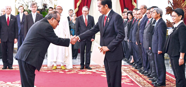 RMI Ambassador to Japan Tom Kijiner is greeted by Indonesia President Joko Widodo after Kijiner delivered his diplomatic credentials as the RMI’s non-resident ambassador to Indonesia. Photo: RMI Embassy Japan. Kijiner busy on diplomacy front