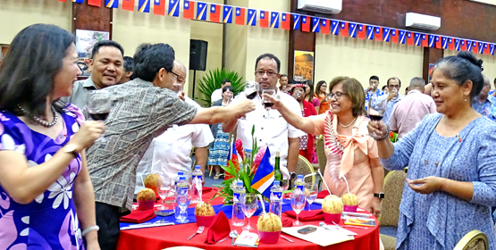 President Hilda Heine exchanged toasts with ROC Ambassador Daniel Diann-Wei Tang while dignitaries look on. Photo: Hilary Hosia. Celebrating ROC’s Big Day