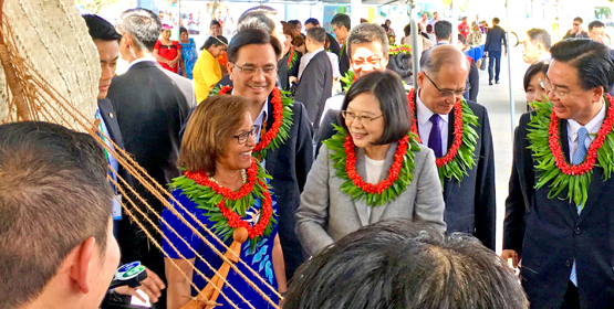 At the Waan Aelon in Majel (Canoes of the Marshall Islands) booth, President Hilda Heine talked to President Tsai about how Marshallese depended on their ‘walap’ (voyaging canoes) for their live hoods and to travel great distances. The ROC President then translated the story for the Taiwan media covering her visit. Photo: Alson Kelen. ‘One Island’ attracts ROC interest