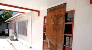 The entrance to the Delap Kindergarten school was boarded up Monday by a disgruntled landowner. Photo: Hilary Hosia.