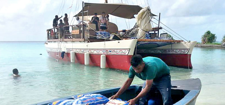 The Okeanos canoe in Maloelap delivering food before Christmas. Photo: Ivanancy Vunikura Okeanos delivers early gift