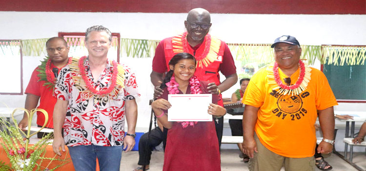 Marshalls Christian High School, located on the remote island of Rongrong in Majuro Atoll, completed a weeklong MIRCS-run first aid training, which ended with certificate ceremony joined by IFRC Secretary General Elhadj As Sy. In the photo, from left: MIRCS First Aid Trainer Harry Herming, MIRCS Secretary General Jack Niedenthal, first aid training graduate Asako Loeak showing off her certificate of completion, IFRC Secretary General Elhadj As Sy, and Majuro Mayor Ladie Jack. Photo: Roger Muller. RMI Red Cross praised