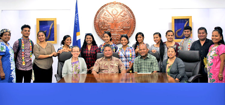 GEM Christian School seniors and chaperones visited the President’s Office in Majuro last week where they were welcomed by Education Minister Wilbur Heine (center aloha shirt). Ebeye students get capital welcome