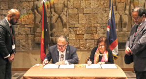 Papua New Guinea Prime Minister Peter O’Neill and RMI President Hilda Heine sign the new air services deal during the Pacific Leaders Meeting (PALM) in Japan last week. Photo: Marshall Islands President’s Office.