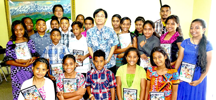 Marshall Islands middle school students joined with Japan Ambassador Hideyuki Mitsuoka prior to departing to Japan last week. Super RMI-Japan exchange