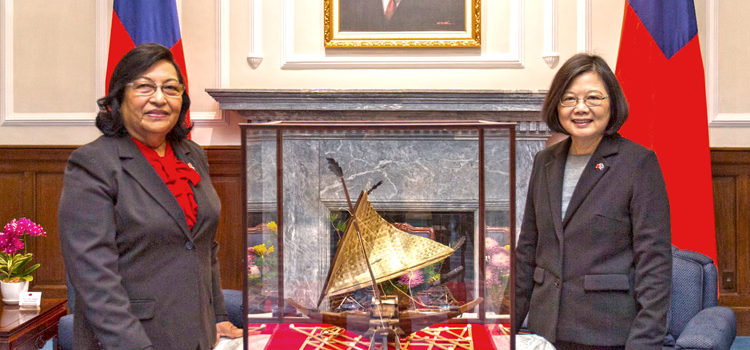 Marshall Islands Ambassador to Taiwan Neijon Edwards presented a Marshallese outrigger canoe model along with her diplomatic credentials to Republic of China President Tsai Ing-wen at a ceremony in Taipei February 15. Edwards meets ROC’s Tsai