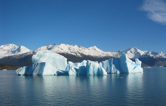 Glacial_iceberg_in_Argentina