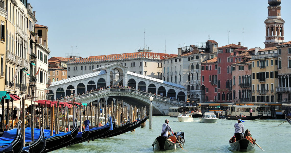 Rialto_Gondoliers