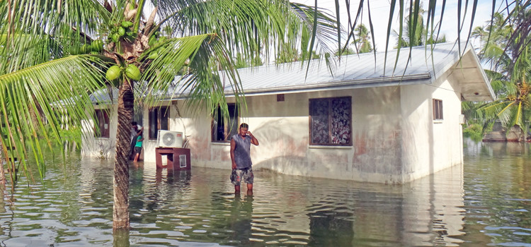 High tide floods a Bikinian US backs Bikinian move
