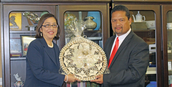 President Casten Nemra gives visiting Interior Assistant Secretary Esther Kia’aina a Marshallese handicraft ‘obon’ after their meeting. Photo: Denise deBrum-Reiher. President welcomes Kia’aina