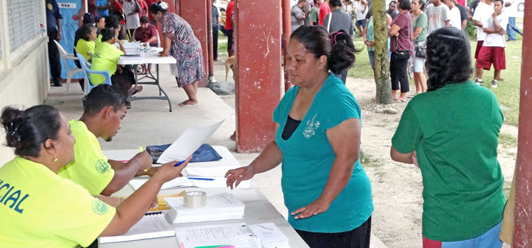 Voters line up to cast their votes at the Rita Elementary School polling station during the 2015 national election. Photo: Isaac Marty. Mudge wants court election action