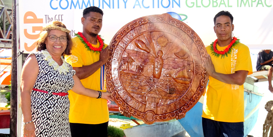 Abija Lometo (left) and Anje Banjo proudly displayed a polished RMI Seal plaque with President Hilda Heine last Friday during the Waan Aelon in Majel Apprenticeship Project Award ceremony at Marshall Islands Resort’s beach side. The RMI Seal was one of dozens of woodworking products made by the trainees. Various crafts done by students were on display for VIPs and guests during the event. Abija spoke on behalf of the students in the program. Photo: Hilary Hosia WAM celebrates new grads