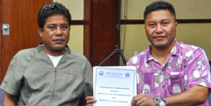 Wotho Mayor Tatios Anjolok and Health Minister Kalani Kaneko show off an agreement for cooperation between the two entities. Photo: Hilary Hosia.