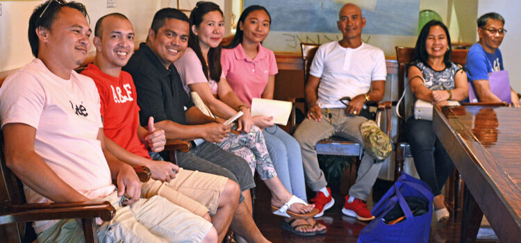 Filipinos renew passports