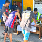 Youthful voters crowd around the Ailinglaplap Atoll voting station at Delap Elementary School to get their ballots on Election Day November 20. Photo: Giff Johnson.