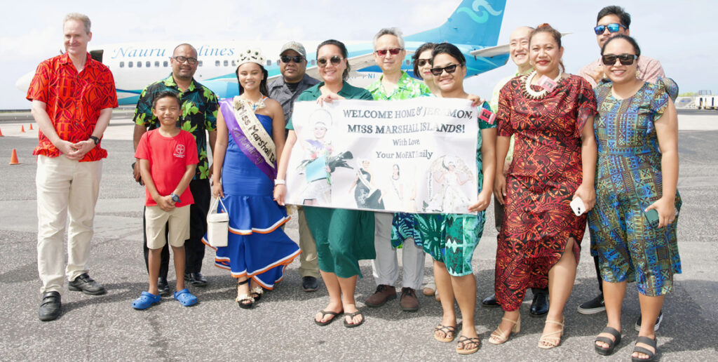 Australian Ambassador Paul Wilson, left, Vice Speaker Isaac Zackhras, second left, and Taiwan Ambassador Steve CC Hsia, center, were among the lineup of VIPs on hand to welcome Miss Marshall Islands Claret Chong Gum last Friday. Photo: Chewy Lin.