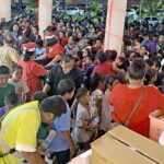 Majuro residents line up for the many treats and boxes of food provided by MALGov for the community. Photo: Hilary Hosia.