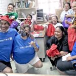 United Airlines flight attendants filled Majuro hospital with Christmas cheer last week, delivering dozens of gifts to patients and hospital nurses working in the wards. Photo: Sayuri Tajima.